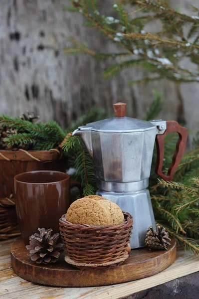 Bule de café vintage com café e cesta com biscoitos na mesa de madeira de férias — Fotografia de Stock