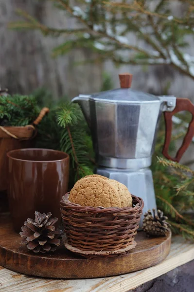 Bule de café vintage com café e cesta com biscoitos na mesa de madeira de férias — Fotografia de Stock