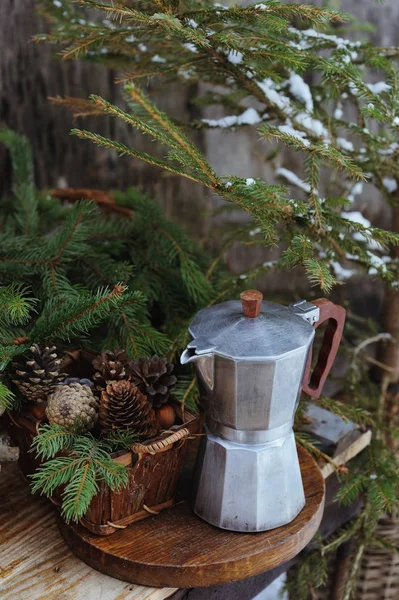 Cafetière vintage avec café et décorations de vacances sur une vieille table en bois — Photo