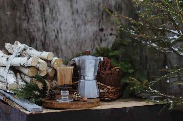 Vintage koffie-/ theevoorzieningen pot met koffie en vakantie decoraties op oude houten tafel — Stockfoto