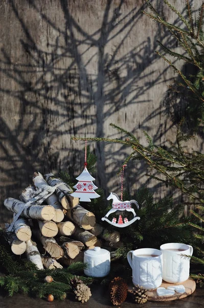 Nieuwjaar speelgoed van paard op Chistmas boom en traditionele feestelijke decoratie buiten — Stockfoto