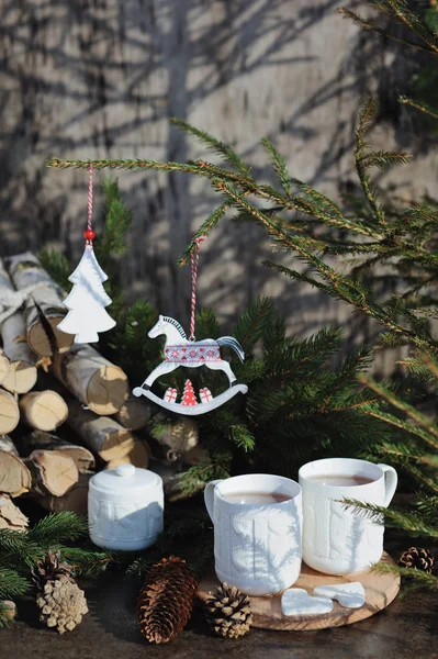 Twee kopjes thee met kerstversiering op een rustieke houten achtergrond — Stockfoto