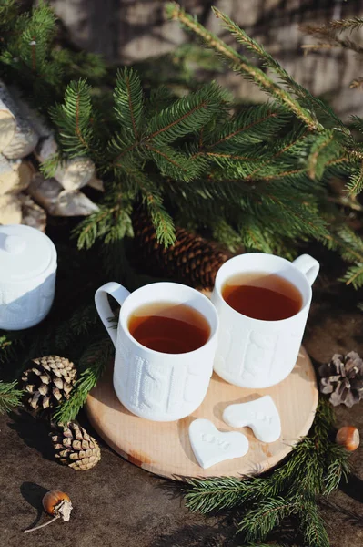 Duas xícaras de chá com decorações de Natal em um fundo de madeira rústica — Fotografia de Stock