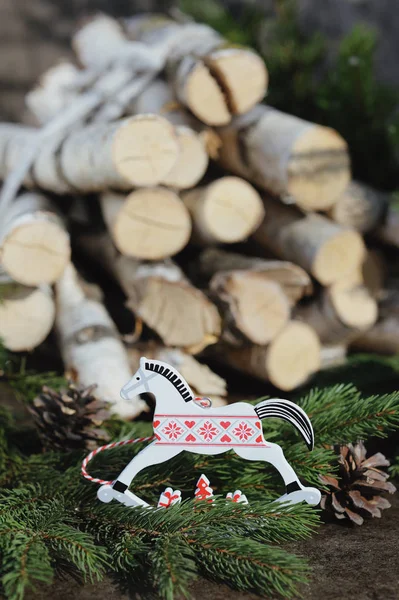 Nieuwjaar speelgoed van paard op Chistmas boom en traditionele feestelijke decoratie buiten — Stockfoto