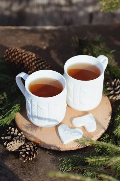 Две чашки чая с рождественскими украшениями на деревенском деревянном фоне — стоковое фото