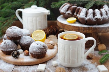 Çikolata cupcakes ve ve Noel tatil arka plan üzerinde limonlu çay fincan