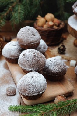 Çikolatalı kek ve tatil dekorasyon rustik tablo ile küçük cupcakes