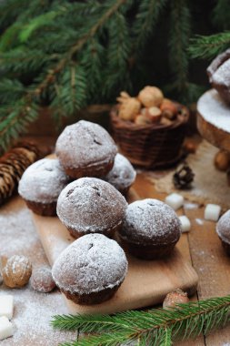 Çikolatalı kek ve tatil dekorasyon rustik tablo ile küçük cupcakes