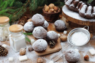 Çikolatalı kek ve tatil dekorasyon rustik tablo ile küçük cupcakes