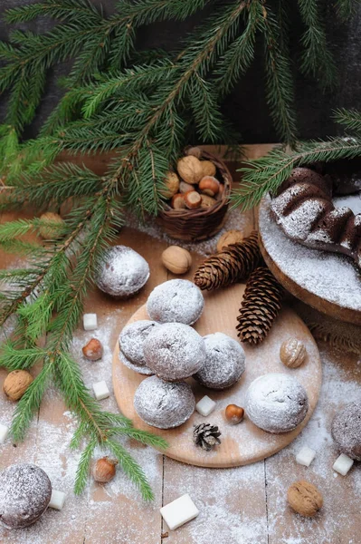 Bolo de chocolate e cupcakes com decorações de férias em um fundo de madeira rústica — Fotografia de Stock