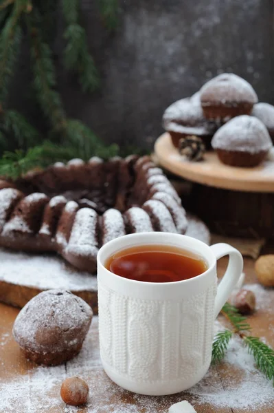 Cupcakes de chocolate e e xícara de chá com limão no fundo de férias de Natal — Fotografia de Stock