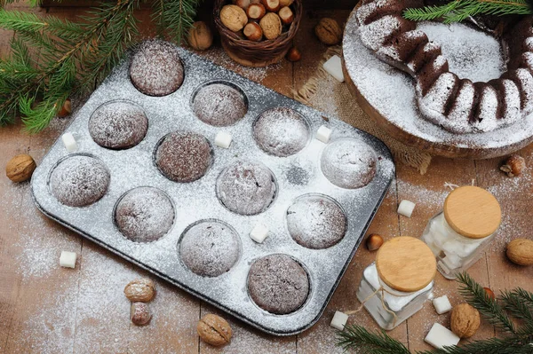 Muffin au chocolat et cupcakes avec décorations de vacances sur fond de bois rustique — Photo