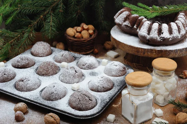 Çikolatalı kek ve tatil dekorasyon rustik ahşap zemin ile cupcakes — Stok fotoğraf