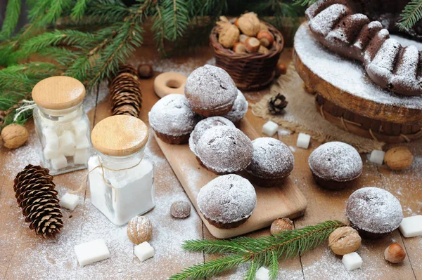 Muffin de chocolate com pó de açúcar e decorações de férias — Fotografia de Stock