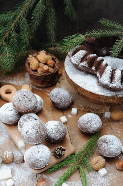 Schokoladenmuffin mit Zuckerpuder und Weihnachtsdekoration — Stockfoto