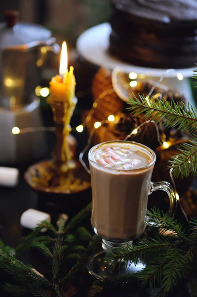 杯热可可与漂亮的圣诞装饰品迷你棉花糖 — 图库照片