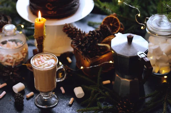 Чашка горячего какао, шоколадный торт и рождественские украшения на деревенском фоне — стоковое фото