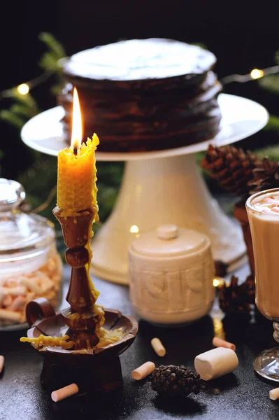 Xícara de cacau quente, bolo de chocolate e decorações de Natal em fundo rústico — Fotografia de Stock
