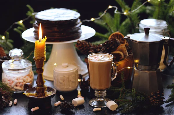 Filiżankę gorącej kakao, ciasto czekoladowe i ozdoby świąteczne na tle rustykalnym — Zdjęcie stockowe