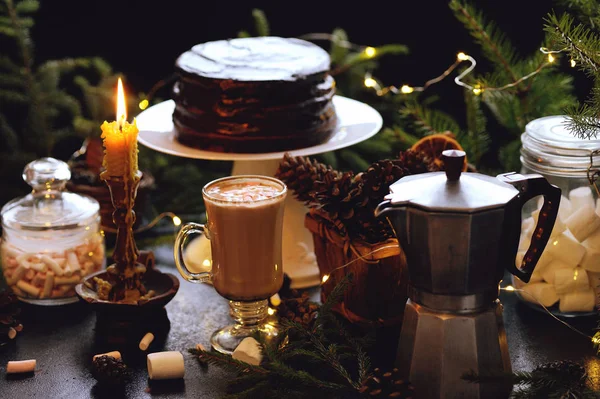 杯热可可，巧克力蛋糕和圣诞装饰品仿古背景 — 图库照片