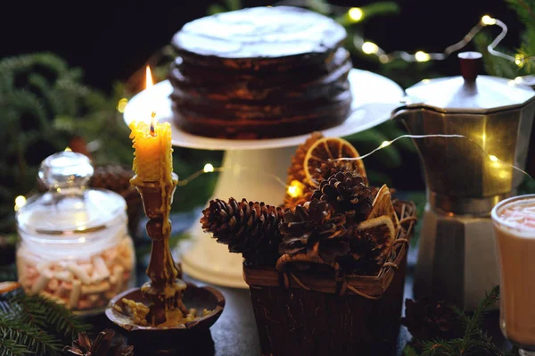 Cup of hot cocoa, chocolate cake and Christmas decorations on rustic background — Stock Photo, Image
