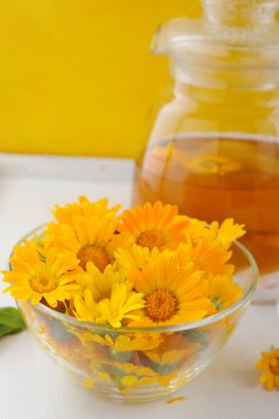 Tıbbi taze çiçekler ve calendula çaydanlık ve bardak bitkisel çay
