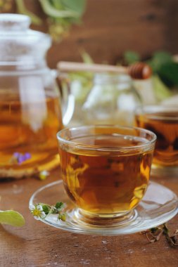 Bitkisel çiçek ve çilek ile bitkisel çay bardak 