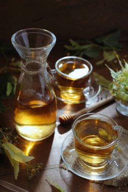 Bardak ıhlamur çayı güneş ışık ahşap arka plan üzerinde 