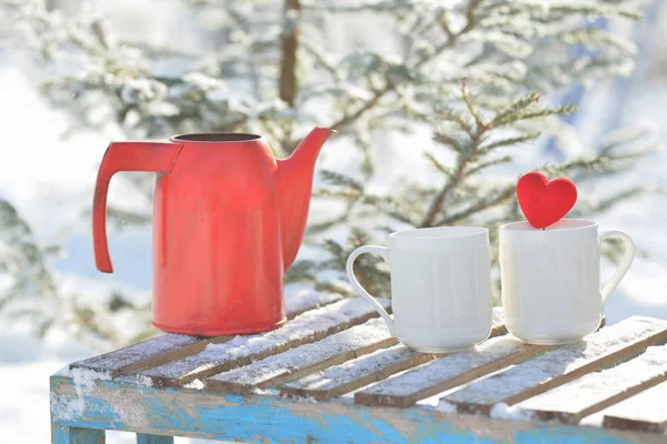 Kırmızı çaydanlık ve bardak sıcak çay kış günü açık