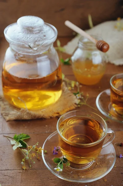 Чашки травяного чая с травяными цветами и клубникой — стоковое фото