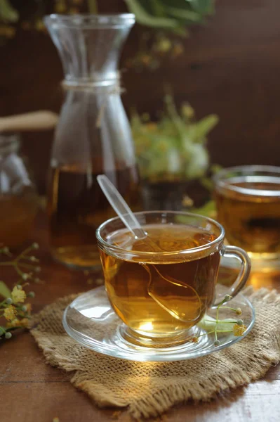 Jar of honey and cups with linden tea — Stock Photo, Image