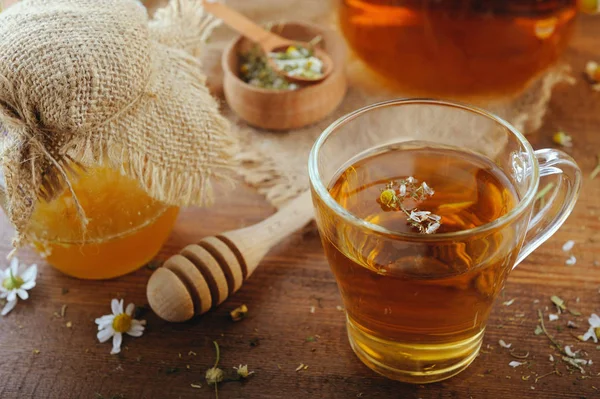Ромашковый чай, мед и свежие цветы на деревенском деревянном столе — стоковое фото