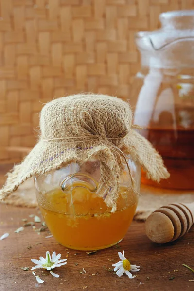 Τσάι βοτάνων χαμομήλι, το μέλι και φρέσκα λουλούδια στο ρουστίκ ξύλινο τραπέζι — Φωτογραφία Αρχείου