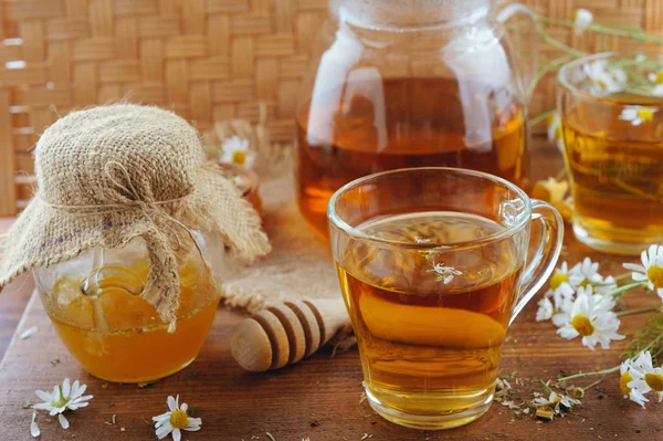 Ромашковый чай, мед и свежие цветы на деревенском деревянном столе — стоковое фото