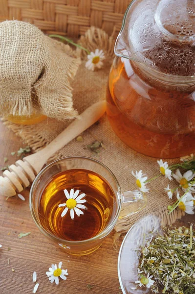 Tisane camomille, miel et fleurs fraîches sur table rustique en bois — Photo