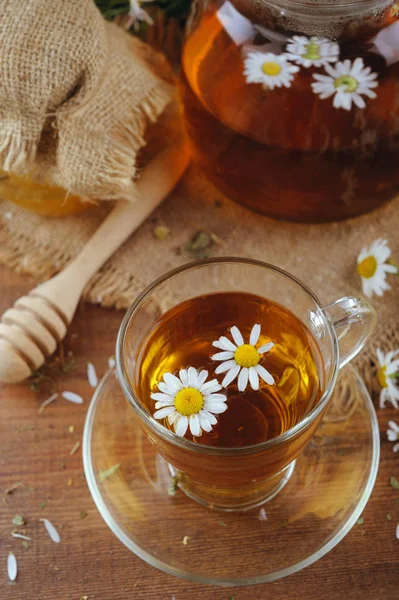 Herbal chamomile tea, honey and fresh flowers on rustic wooden table — Stock Photo, Image