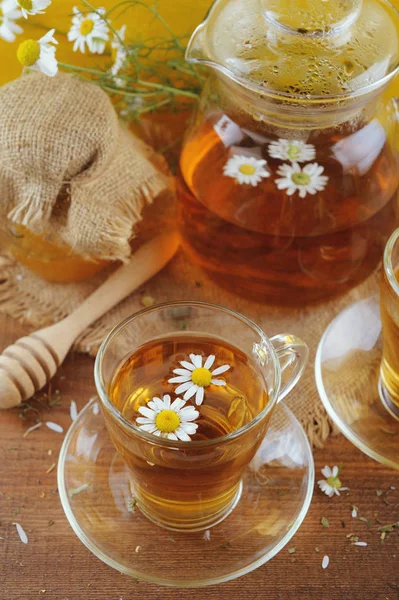 Kräuter-Kamillentee, Honig und frische Blumen auf rustikalem Holztisch — Stockfoto