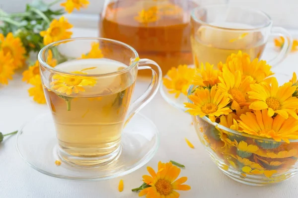 Две чашки здорового чая "Мэриголд" и цветы календулы в стакане — стоковое фото
