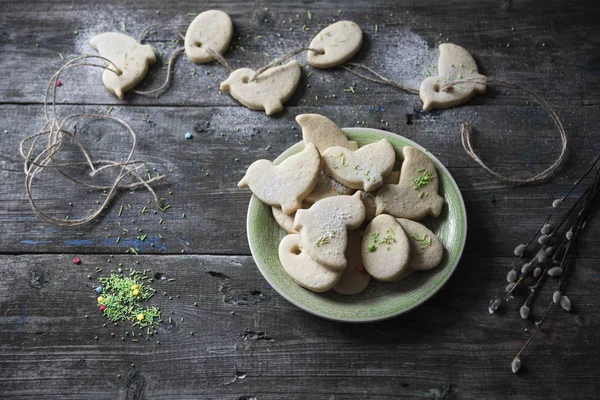 Placa con galletas de Pascua en la mesa vieja —  Fotos de Stock