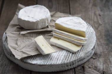 dilimlenmiş camembert peyniri