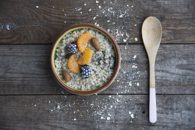 yulaf ezmesi meyve ve fındık ahşap masa üzerinde. sağlıklı kahvaltı  