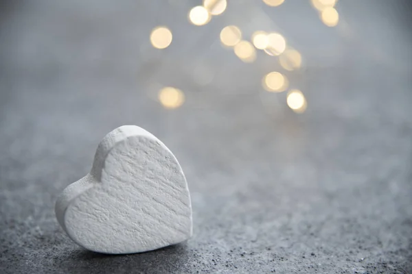 Jedna Bílá Srdce Pozadí Žárovky Valentinky Den — Stock fotografie