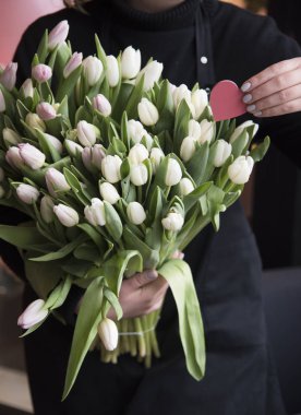 büyük bir buket bir kalp ve Lale