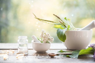 Muz, otlar, homeopatik granüller ve kapsüller. Alternatif tıp homeopati ve naturopati.