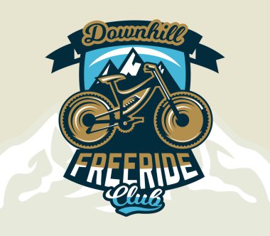 Logo dağ bisikleti. Bisiklet ve dağların arması. Aşırı spor. Freeride, yokuş aşağı, cross-country. Rozetleri kalkan, yazı. Vektör çizim.