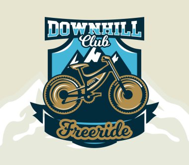 Logo dağ bisikleti. Bisiklet ve dağların arması. Aşırı spor. Freeride, yokuş aşağı, cross-country. Rozetleri kalkan, yazı. Vektör çizim.