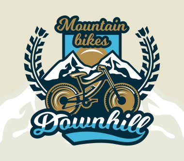 Logo dağ bisikleti. Bisiklet ve dağların arması. Aşırı spor. Freeride, yokuş aşağı, cross-country. Rozetleri kalkan, yazı. Vektör çizim.