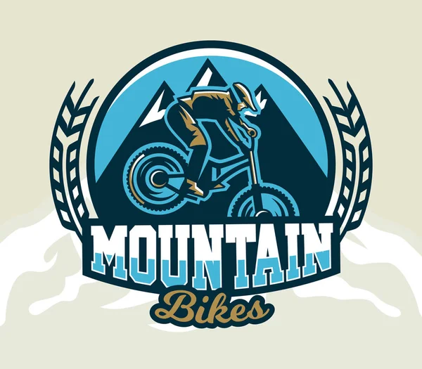 Logotipo colorido, emblema, etiqueta, ciclistas de clube executam truques em uma bicicleta de montanha em um fundo de montanhas, ilustração vetorial isolada. Club downhill, freeride. Impressão em camisetas . —  Vetores de Stock