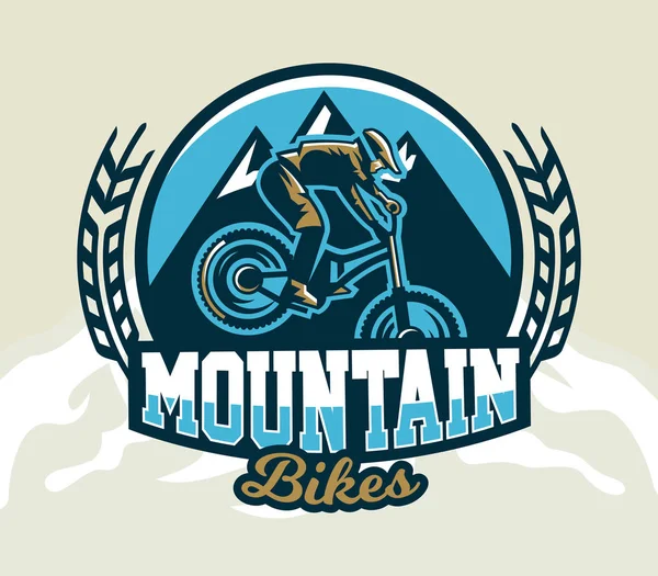 Logo colorido, emblema, etiqueta, club riders realizar trucos en una bicicleta de montaña sobre un fondo de montañas, ilustración vectorial aislado. Club cuesta abajo, Freeride. Impresión en camisetas . — Vector de stock