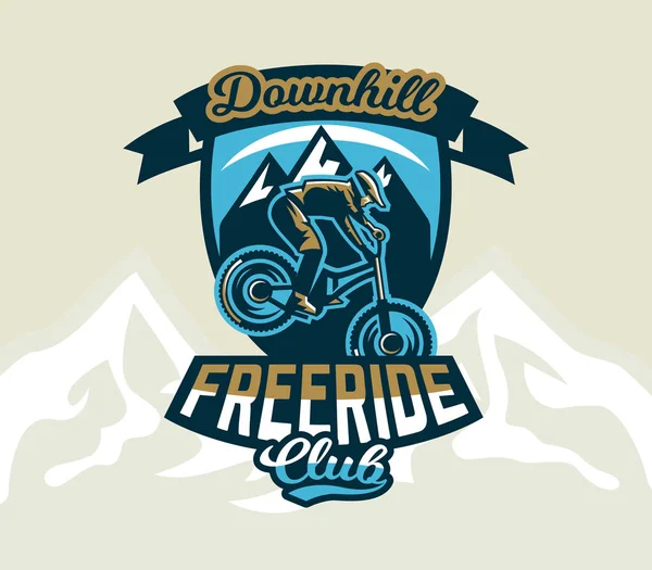 Logotipo colorido, emblema, etiqueta, ciclistas de clube executam truques em uma bicicleta de montanha em um fundo de montanhas, ilustração vetorial isolada. Club downhill, freeride. Impressão em camisetas . —  Vetores de Stock